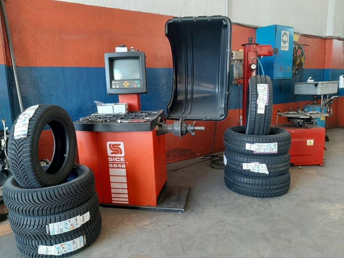 L'officina: equilibratrice e pneumatici